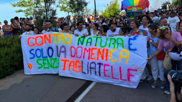 Rimini, migliaia al Summer Pride, arriva anche Elly Schlein VIDEO