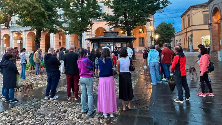 A Santarcangelo il “Gazabo”: centinaia di cartoline per Tajani