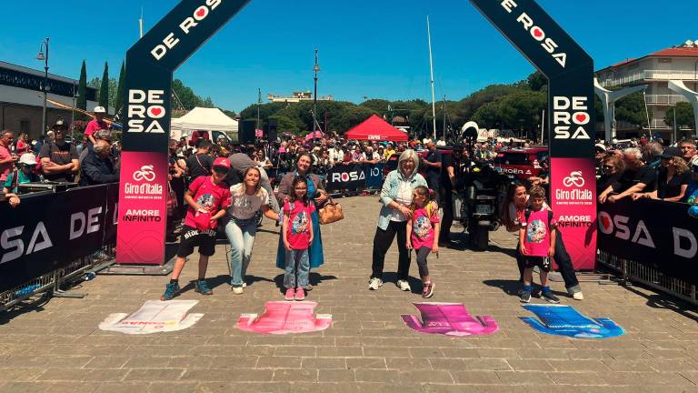 Cervia. Gli alunni della “Andrea Canevaro” premiati sul palco del Giro d’Italia