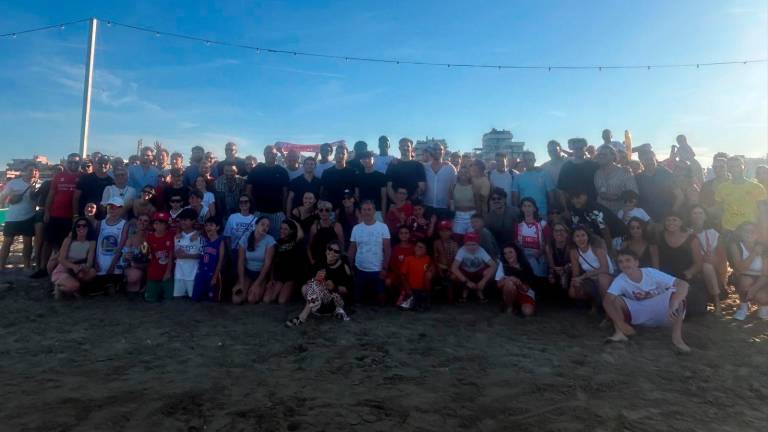I tifosi e la squadra in riva al mare