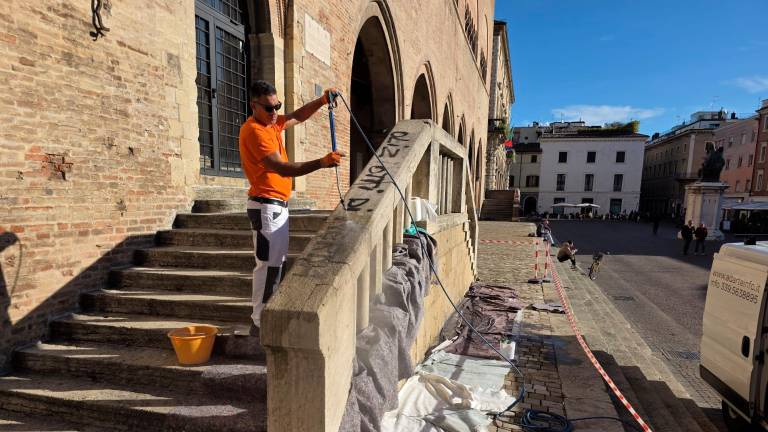 Rimini, scritte sulla scala del Podestà, in corso i lavori di pulizia ed è caccia ai responsabili