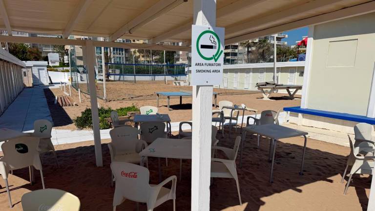 Rimini, divieto di fumo in spiaggia: spuntano i primi cartelli