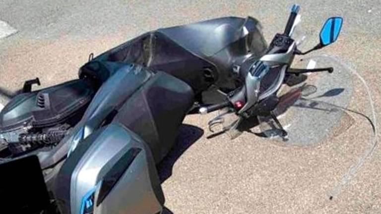 Lo scooter su cui viaggiava il 74enne