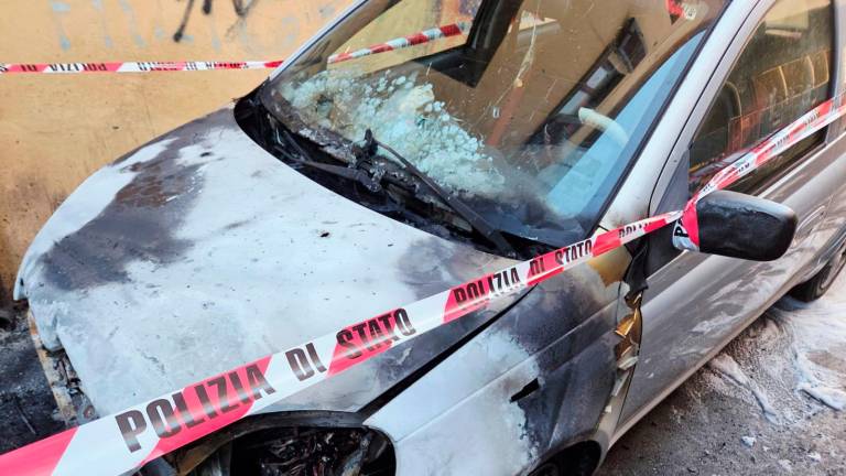 Rimini, due auto distrutte dalle fiamme in pieno centro - Gallery
