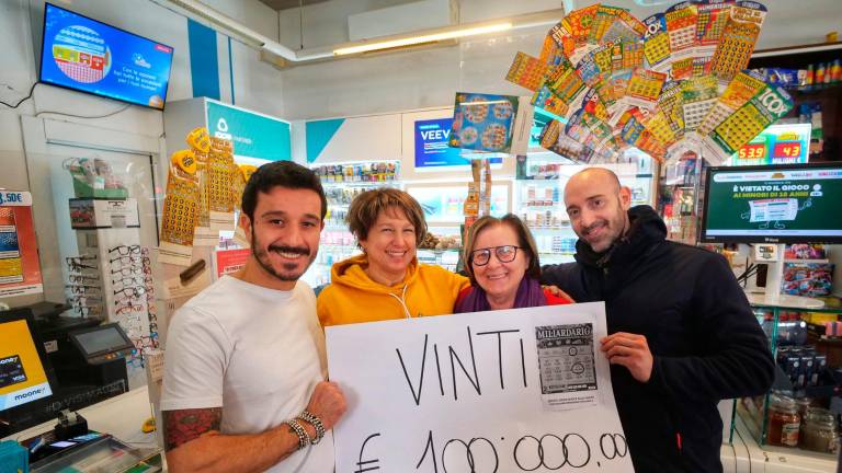 La vincita alla tabaccheria Emanuele di via Santucci (Foto Fiorentini)