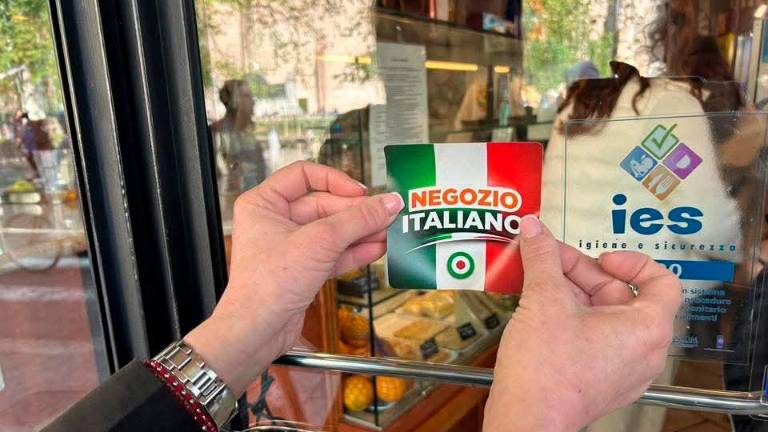 Ravenna e il caso-adesivi, i seguaci di Vannacci: “Maestri chieda scusa o lo denunciamo”