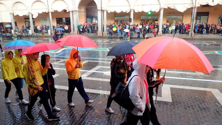 Faenza ricorda l’alluvione con la “Cerimonia del Fango”. Cortei in centro sotto la pioggia e l’antico cerimoniale del Drago