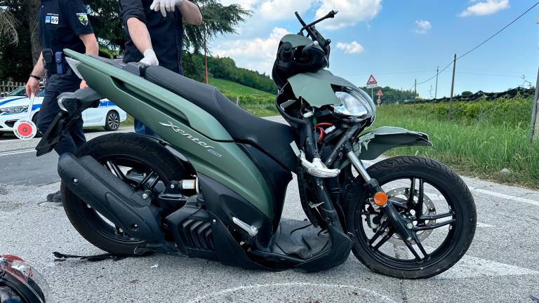 Cesena, incidente: scontro tra auto e scooter, sospetta frattura del femore per un 22enne