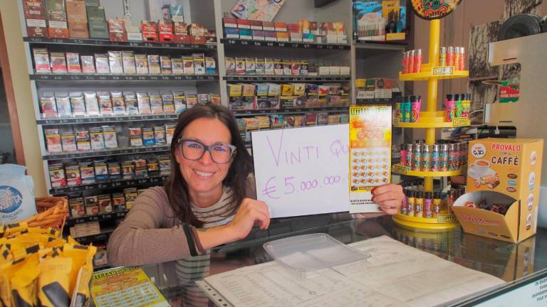La gioia della signora Yemilee, proprietaria della tabaccheria (Foto Massimo Fiorentini)