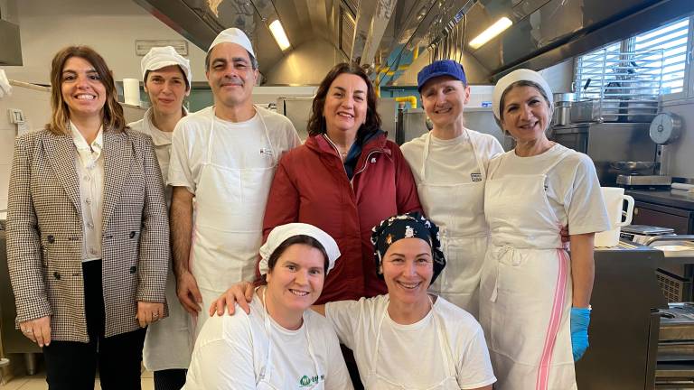 L’assessora Baredi con i cuochi scolastici e la dietista del Comune