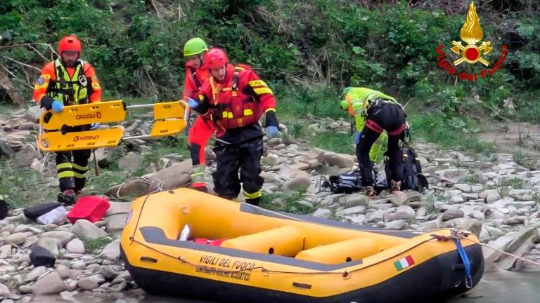 Galeata, cade dal ponte e precipita nel fiume