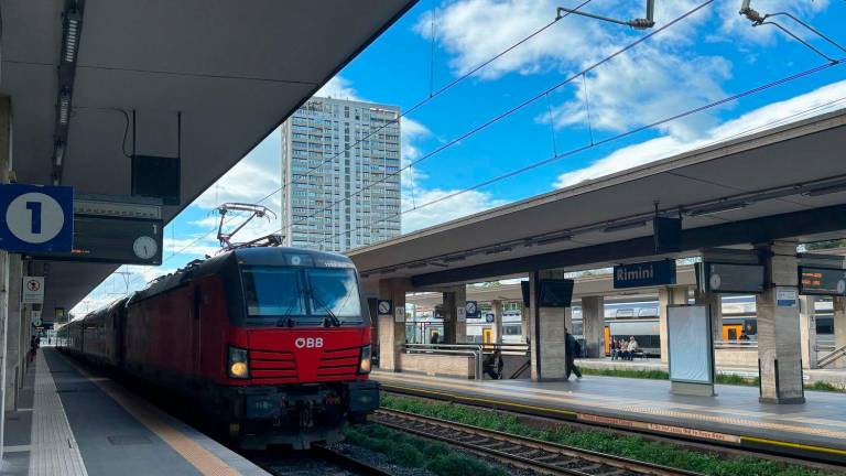 Rimini, senza biglietto sul treno, insulta il capotreno e aggredisce gli agenti: 32enne arrestato