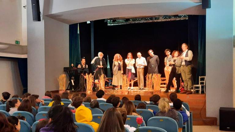 Attori sul palco del “Garibaldi”