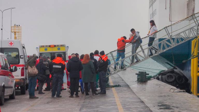 Ravenna, sbarcata la nave dei migranti Geo Barents con 134 persone a bordo: due sono al Pronto Soccorso VIDEO GALLERY