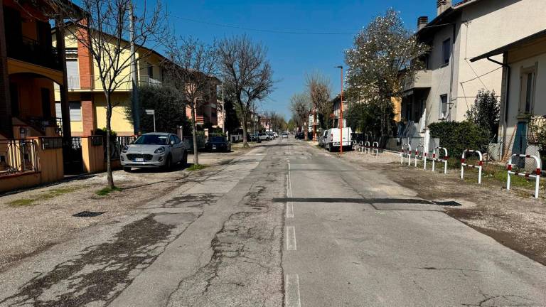 Cesena, strada devastata: sos per i pericoli, lavori di sistemazione alle porte