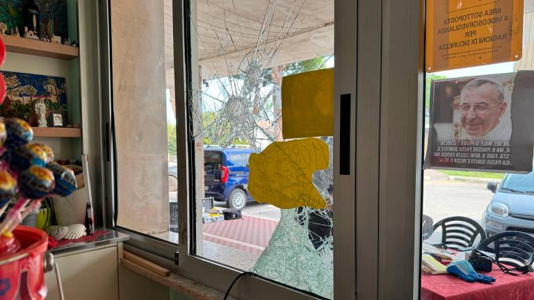 Tre spaccate in 5 mesi nello stesso bar di Cesena: il ladro stavolta si è ferito