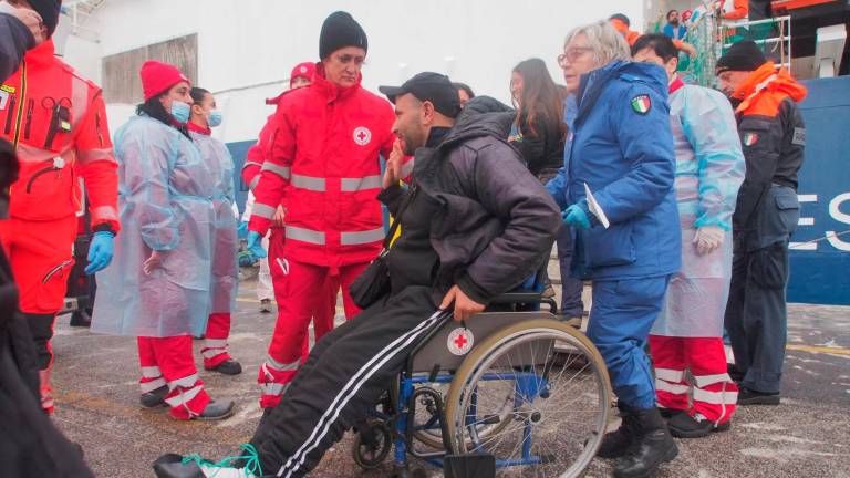 Ravenna, sbarcata la nave dei migranti Geo Barents con 134 persone a bordo: due sono al Pronto Soccorso VIDEO GALLERY