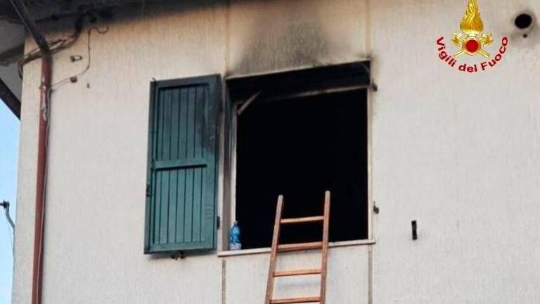 La casa incendiata in via Voltuzza