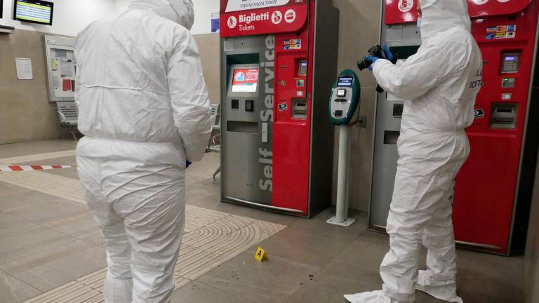 Violenta lite degenera in aggressione in stazione a Imola, un ferito. Sul posto la polizia