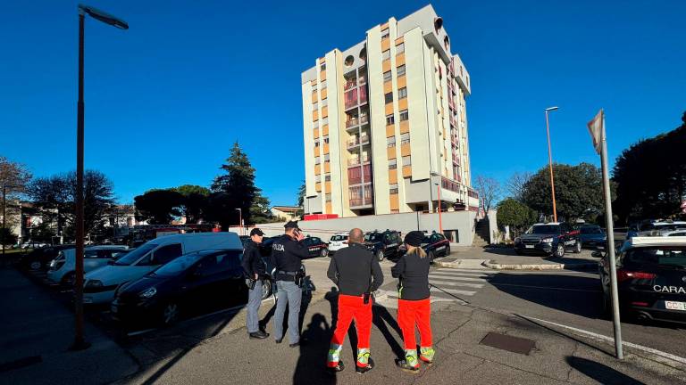 Cesena, una donna si barrica in casa con la figlia: Vigili del Fuoco e forze dell’ordine in azione VIDEO GALLERY