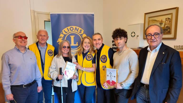 Forlì, alla signora Susanna un bastone per non vedenti donato dal Lions Forlì Host