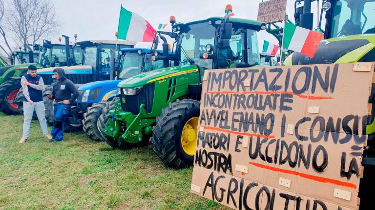 La protesta dei trattori a Rimini: “Siamo i custodi della terra, ma l’Unione Europea ci massacra” - VIDEO GALLERY