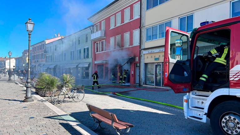 Cesenatico, incendio all’edicola del Porto Canale - VIDEO GALLERY