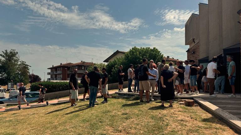 Cesena, l’ultimo straziante saluto a Lorenzo Montalti: folla ai funerali dell’operaio FOTOGALLERY