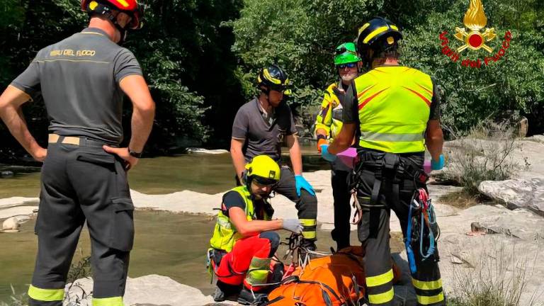 Bagno di Romagna, perde i sensi mentre è al fiume con gli amici, scatta la macchina dei soccorsi VIDEO