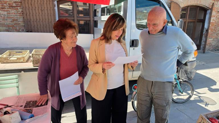 La consegna della pergamena a Giuseppe Novaga