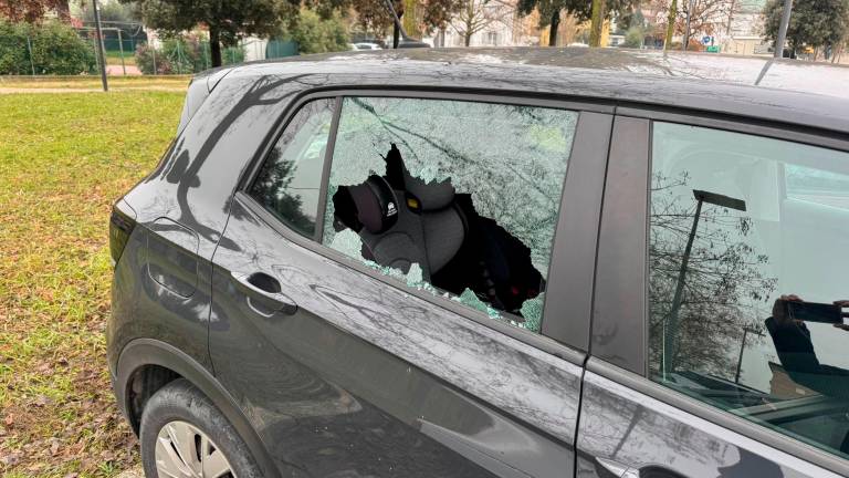 Vetro di un’auto spaccato da un ladro