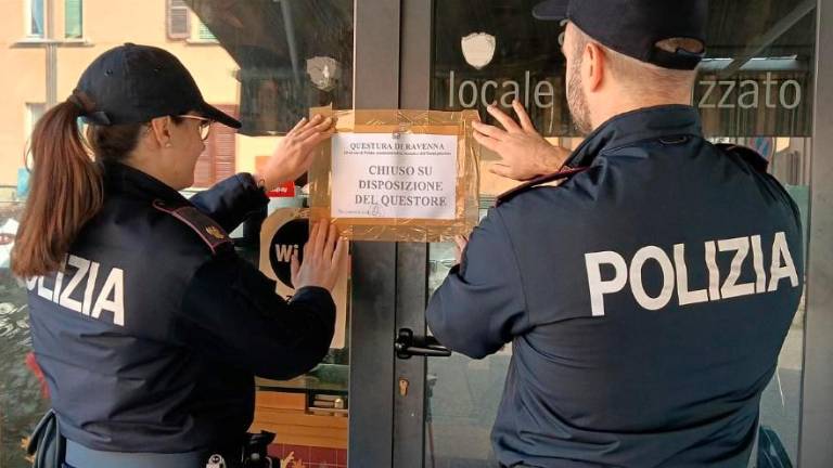 Ravenna, scoperti 20 involucri di cocaina nel bar: disposta la chiusura per 15 giorni