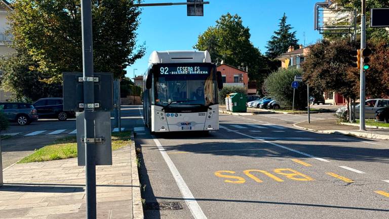 L’autobus 92 a una fermata in viale Matteotti