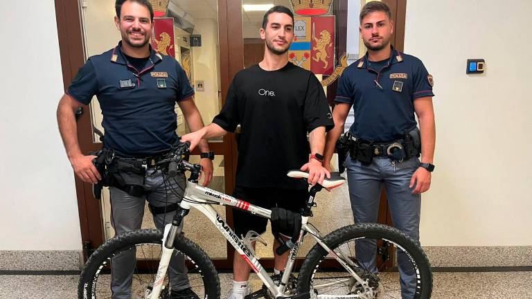 Rimini, ruba una bici al mattino, poi prova a rubarne un’altra in serata alla stessa coppia di fidanzati: scoperto e arrestato