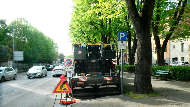 I macchinari per le asfaltature in viale Saffi (foto Mmph)