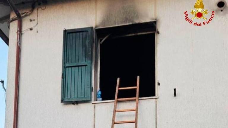 Forlì, incendio in appartamento, gravi ustioni per un invalido: le fiamme forse originate da un condizionatore