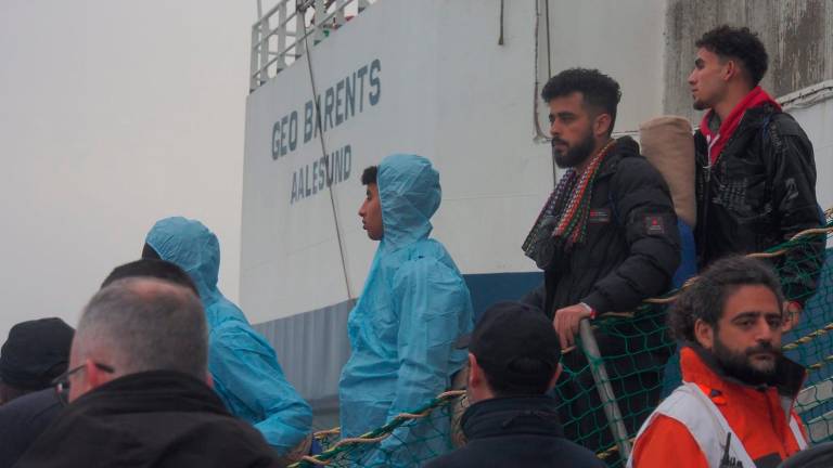 Ravenna, sbarcata la nave dei migranti Geo Barents con 134 persone a bordo: due sono al Pronto Soccorso VIDEO GALLERY