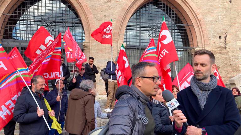 Rimini, la protesta dei lavoratori Aeffe davanti alla mostra Riviera Dream