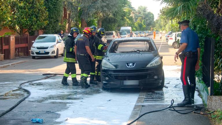 L’auto andata a fuoco in via Battuzzi il 17 giugno 2023 (foto Massimo Fiorentini)