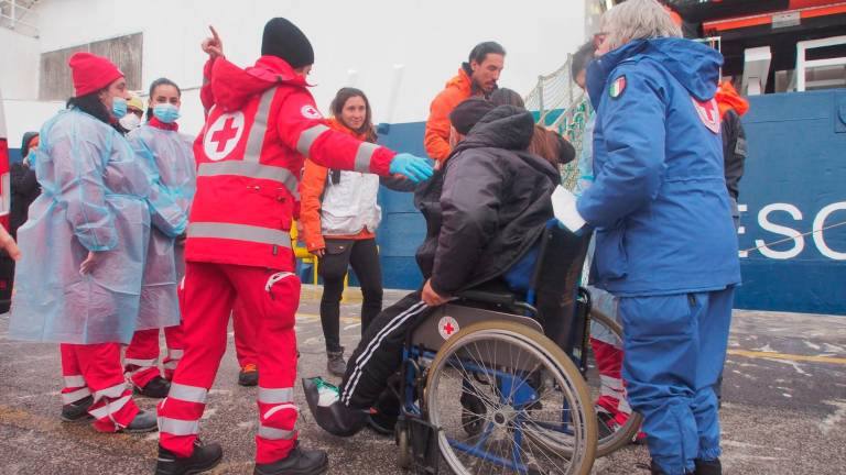 Ravenna, sbarcata la nave dei migranti Geo Barents con 134 persone a bordo: due sono al Pronto Soccorso VIDEO GALLERY