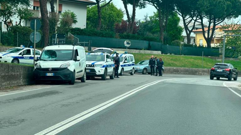 Cesenatico, in bici contromano sulla rampa dell’Adriatica, viene centrato da un furgone - Gallery