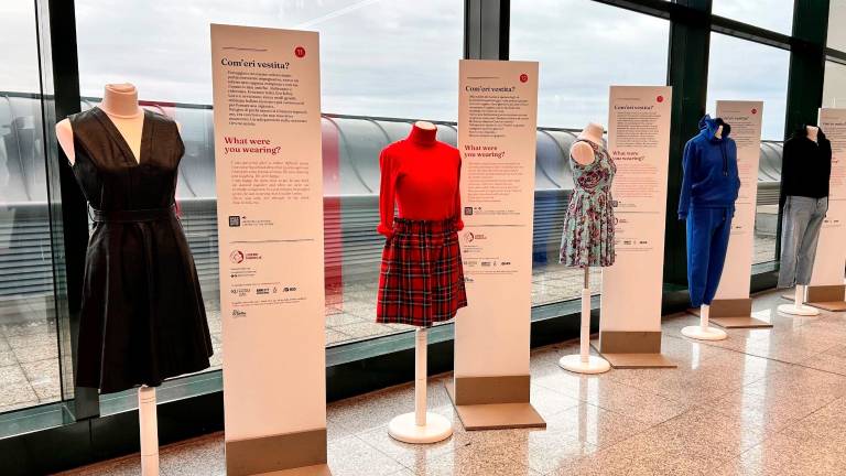Una parte dell’esposizione delle riproduzioni degli abiti indossati dalle vittime