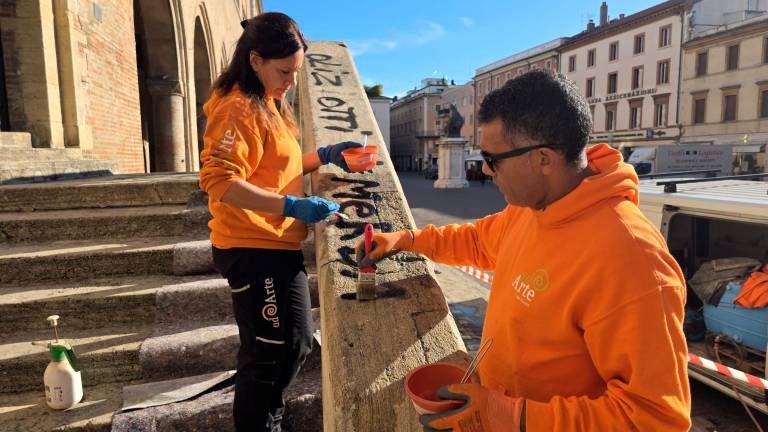 Rimini, scritte sulla scala del Podestà, in corso i lavori di pulizia ed è caccia ai responsabili