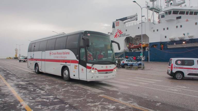 Ravenna, sbarcata la nave dei migranti Geo Barents con 134 persone a bordo: due sono al Pronto Soccorso VIDEO GALLERY