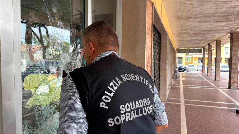 Tre spaccate in 5 mesi nello stesso bar di Cesena: il ladro stavolta si è ferito