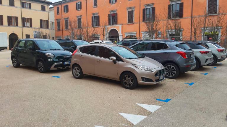 La piazza-parcheggio rinnovata e riaperta