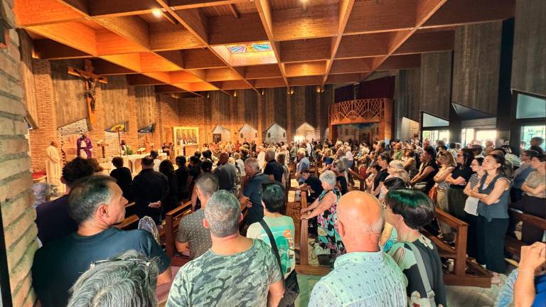 Cesena, l’ultimo straziante saluto a Lorenzo Montalti: folla ai funerali dell’operaio FOTOGALLERY