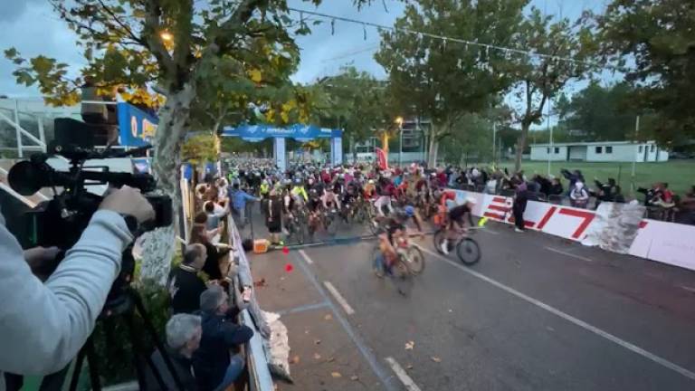 Ciclismo, Nove Colli 2023: la partenza da Cesenatico sotto la pioggia battente VIDEO