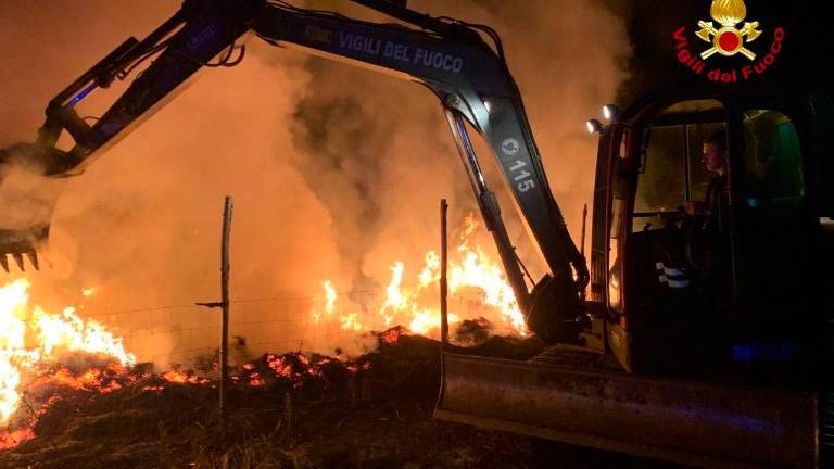 Forlì, incendio di rotoballe e rifiuti spento dai Vigili del fuoco impegnati con 4 squadre