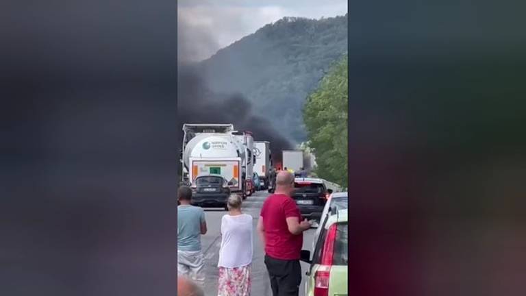 Incendio di un camion in zona Mercato Saraceno: riaperta dopo ore la E45 VIDEO